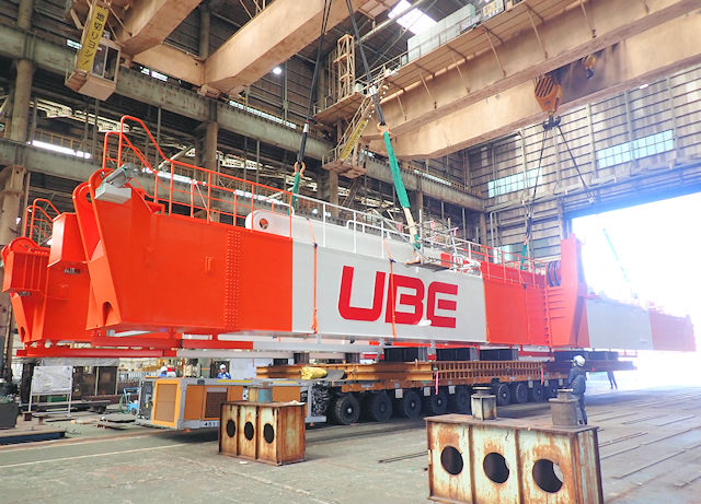 製作したブームを工場から出荷する様子