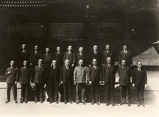 宇部興産(株)設立時の集合写真　1942年　琴崎八幡宮