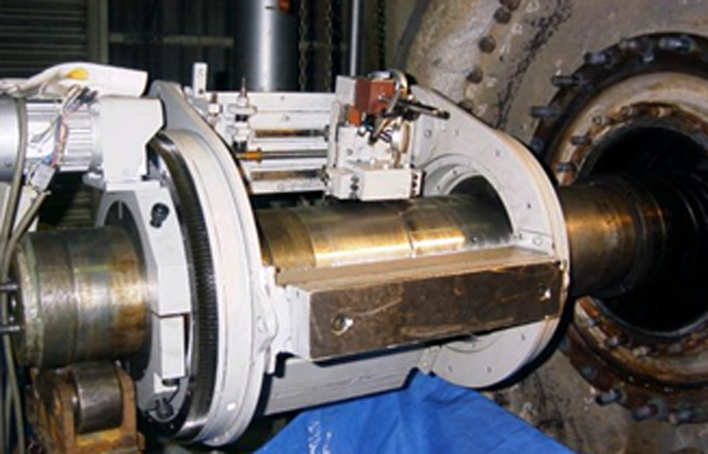 Shaft machining using a shaft milling machine