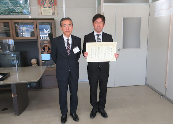 萩土木建築事務所長より表彰状を授与された当社の監理技術者（右）