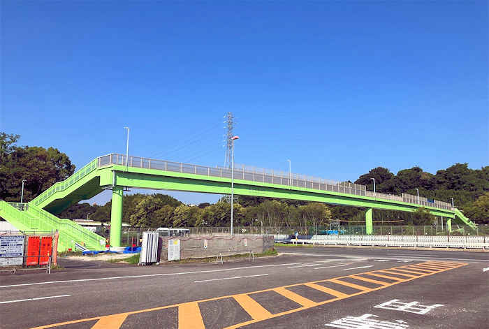 完成した鋼横断歩道橋