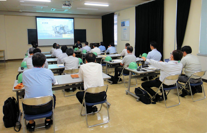 会議室でのプレゼンテーションの様子