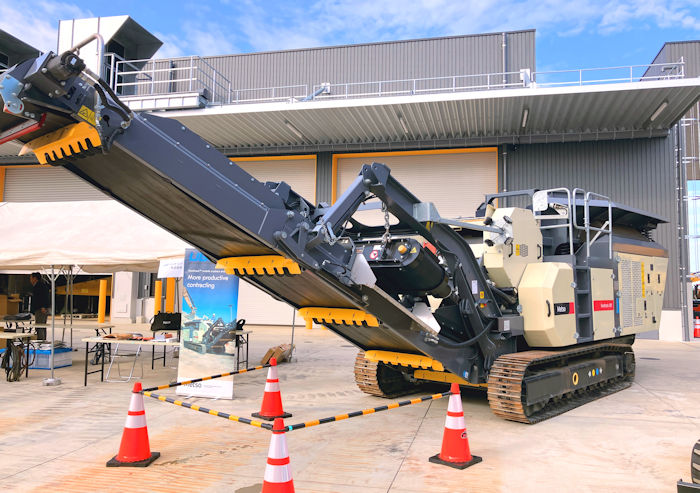 展示した移動式破砕機「J90」