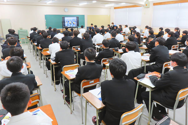 藤井の講座を聴く生徒の皆さん