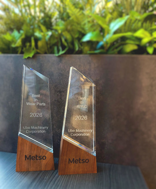 受賞記念トロフィー