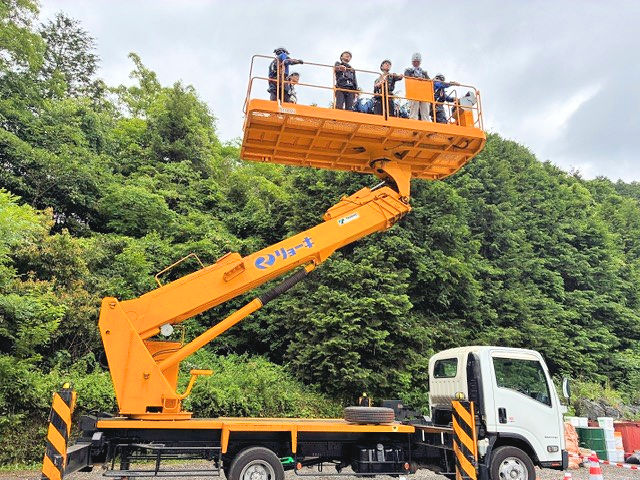 高所作業車の試乗体験の様子
