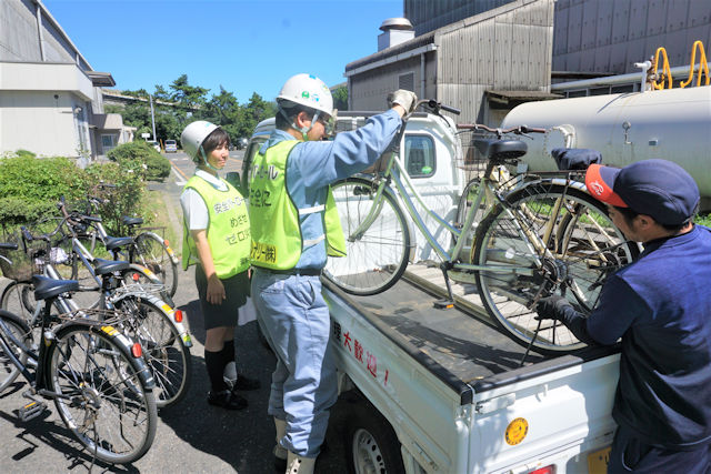 業務使用の自転車を点検整備に出す様子